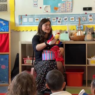 In Mrs. Anna’s lesson, weather became the starting point. What do we wear when it’s cold? What about when it’s warm? And does it really make sense for Mr. Polly to wear his jacket on such a sunny day?
Through play, conversation, and a little help from our favourite puppet bird, students explored weather, clothing choices, and revised key vocabulary in Greek. All while making connections that feel natural, not forced.
This is how learning sticks in Early Years. When concepts are introduced through interaction, imagination, and real-life thinking, children don’t have to memorize because they simply get it.