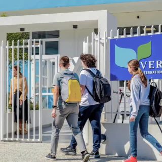 As Verita moves into its 2.0 academic framework, academic rigor is no longer about covering more content. It’s about going deeper with it.
With over 21 years of international educational leadership experience, Tim Springham has helped develop academically successful schools across multiple contexts and is part of the wider Verita Romania leadership network. He now supports Verita as part of our academic leadership team, helping shape and strengthen Verita 2.0.
At the core of this approach is Bloom’s Taxonomy, a framework that guides students from understanding information to analysing, evaluating, and applying it in real-world contexts. By intentionally using question starters and tasks at different levels of thinking, teachers help students move beyond memorisation and into meaningful learning.