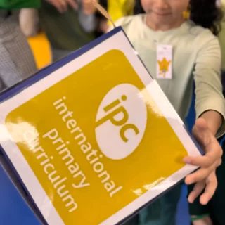 Through the International Primary Curriculum, learning at Verita is designed to be hands-on, inquiry-led, and connected across subjects and year groups. Educational research shows that students involved in active, project-based learning can retain up to 75 percent of what they learn, compared to around 10 to 20 percent through passive instruction. These approaches also consistently strengthen communication, collaboration, and critical-thinking skills.
This belief in how learning works shaped a whole-school moment of shared experience. Our Share and Learn Exhibition brought students from across multiple year groups together to present projects they had developed through exploration, creativity, and teamwork. Learning moved beyond individual classrooms. Younger students learned by seeing what learning can grow into, while older students deepened their understanding by explaining their thinking, answering questions, and reflecting on their process.
This is why IPC matters to us. It creates continuity across the Primary years and turns learning into something communal, where understanding deepens through sharing, discussion, and reflection.